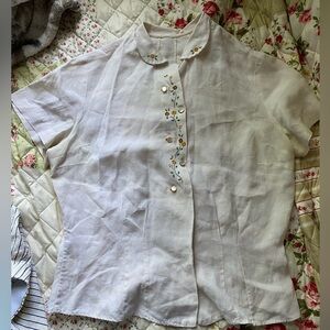 Beautiful vintage linen shirt sleeve floral embroidered blouse